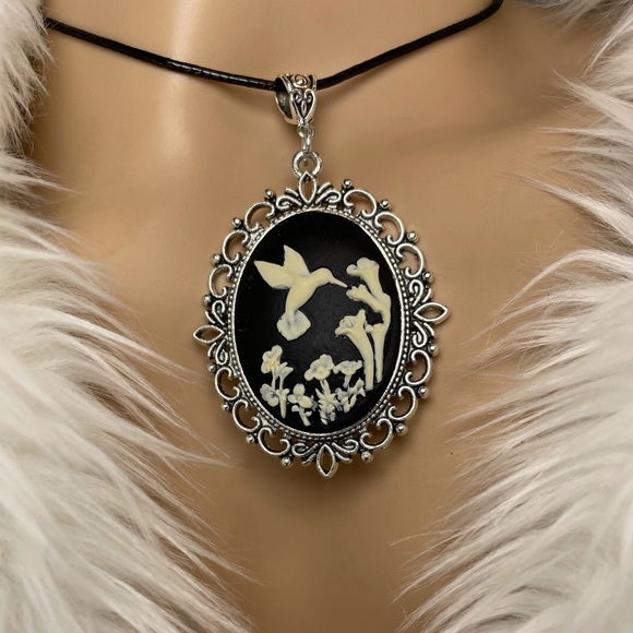 Vintage Inspired Hummingbird Resin Cameo Pendant Necklace Artisan Design… - Picture 2 of 11